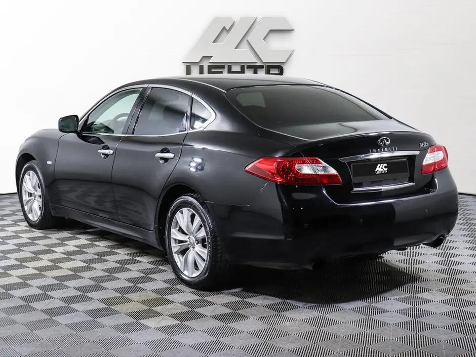 Infiniti M
