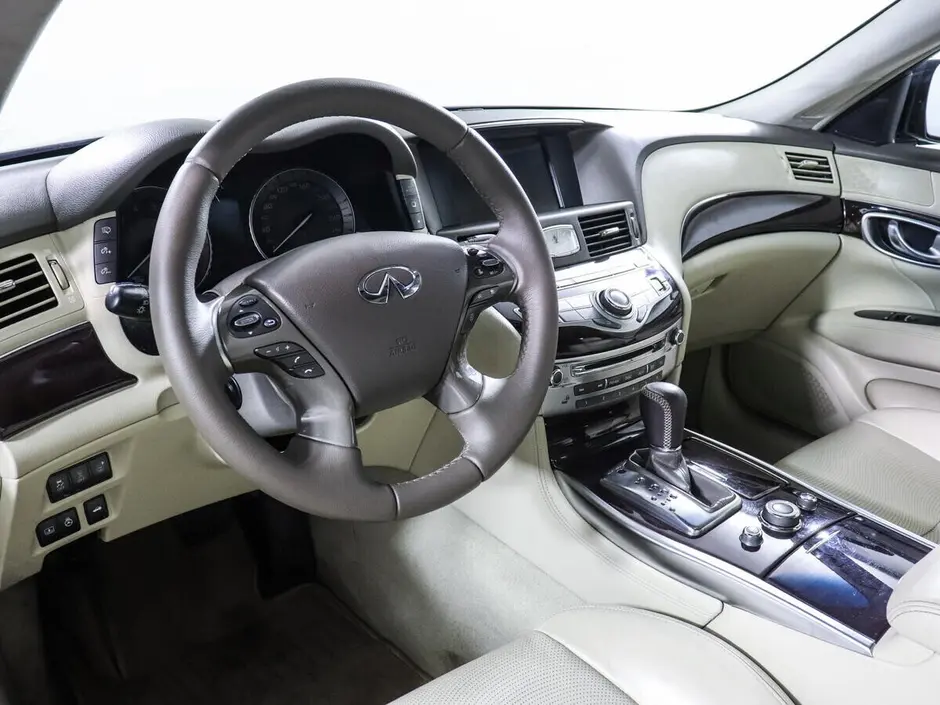 Infiniti M
