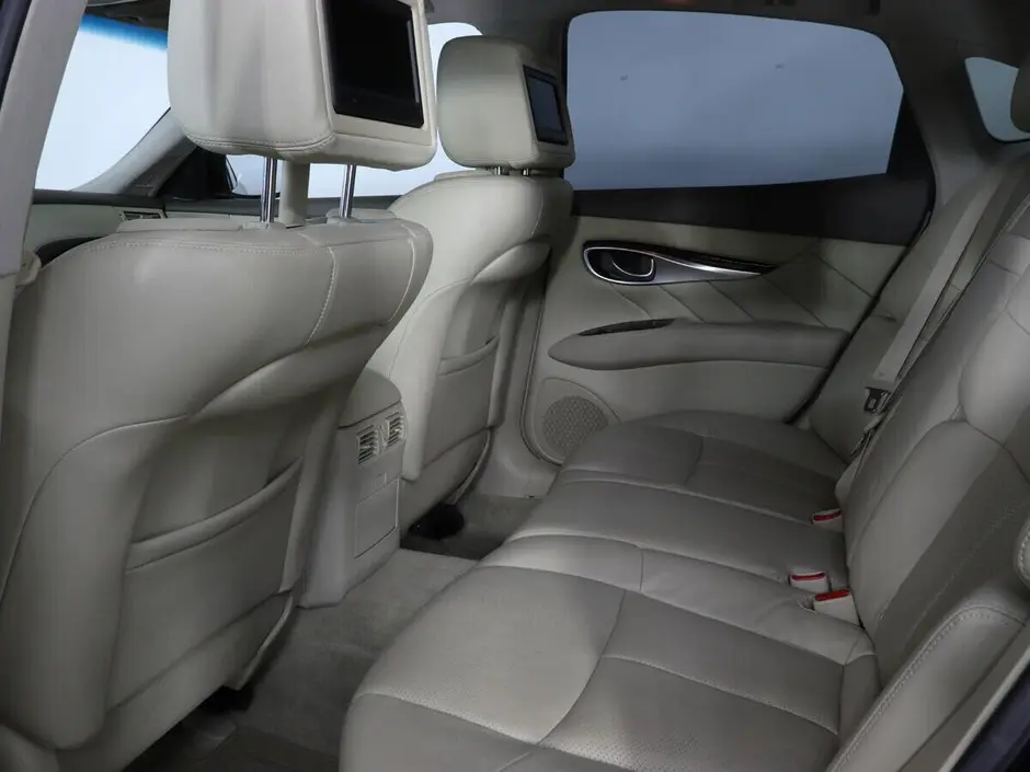 Infiniti M