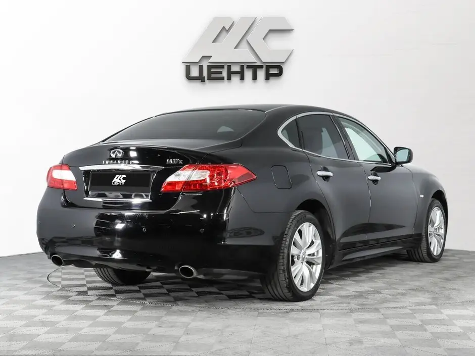 Infiniti M