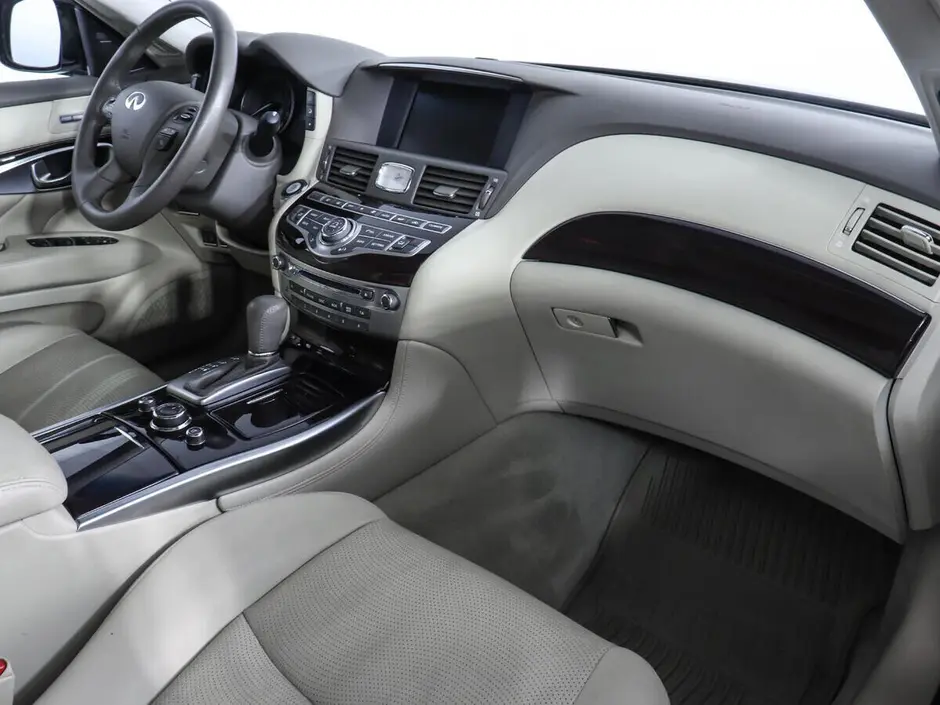 Infiniti M