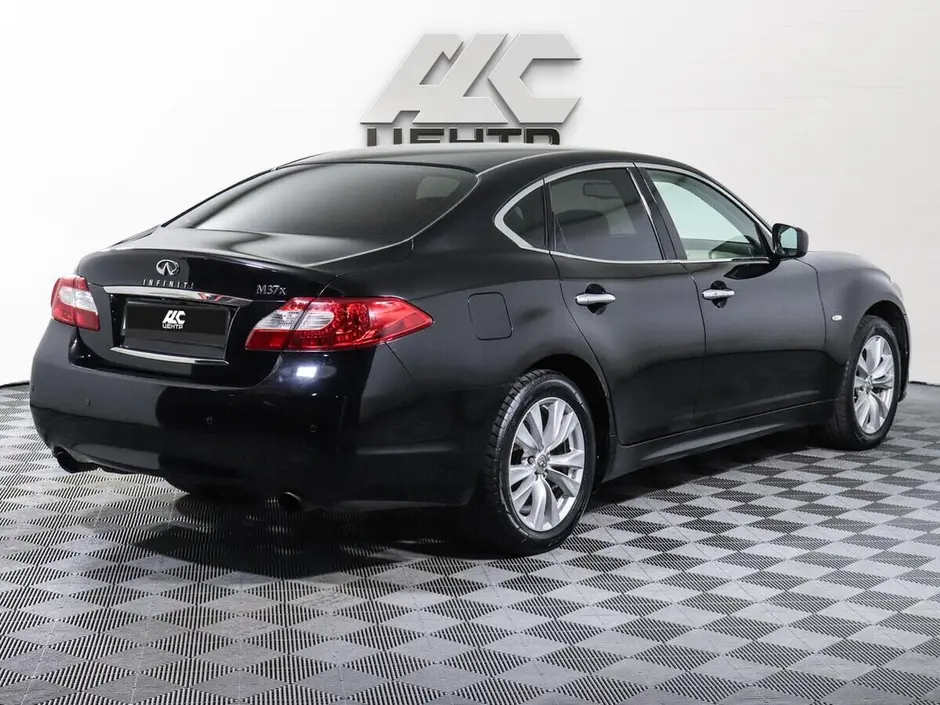 Infiniti M