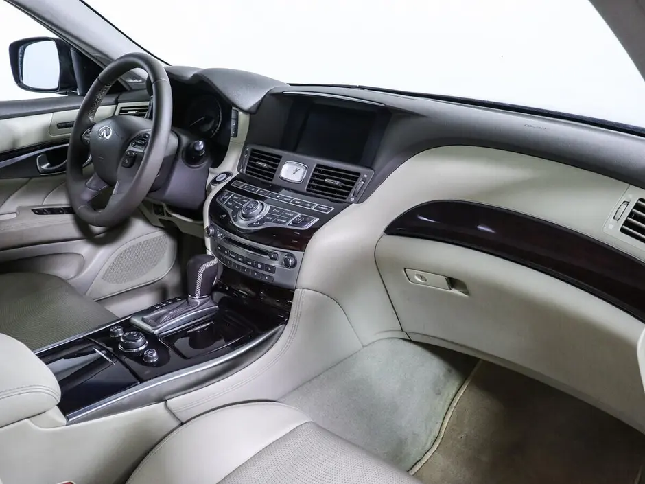 Infiniti M