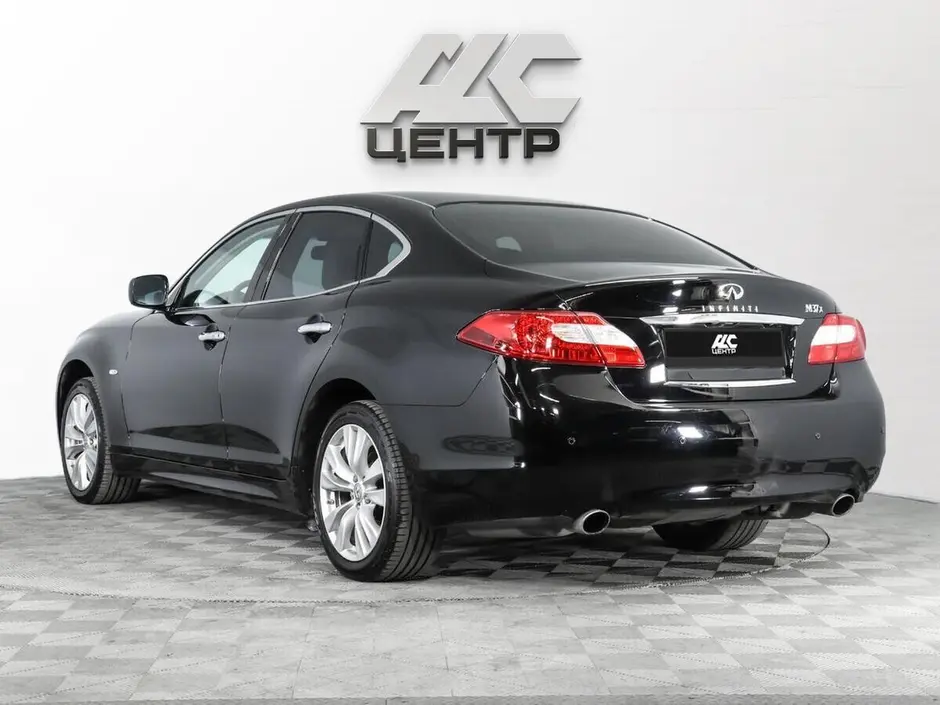 Infiniti M
